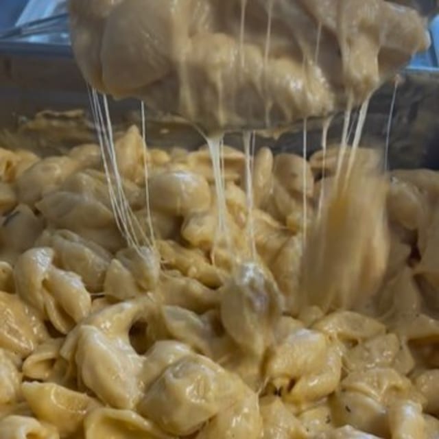 MAC & CHEESE.